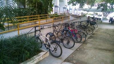 Imagem das rampas, corrimãos e bicicletário para facilitar o acesso ao Centro de Ciências Humanas e Sociais – CCH
