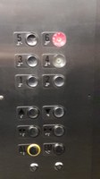 Braille nos botões dos elevadores