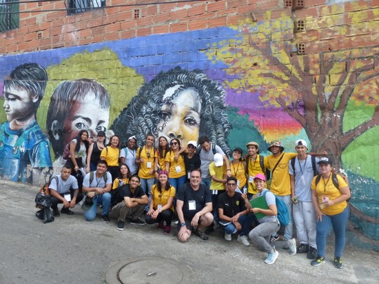 Mees (terceiro na linha da frente, da direita para a esquerda) acompanha colombianos em visita realizada em dezembro de 2021 às comunidades cariocas (Foto: Acervo pessoal)