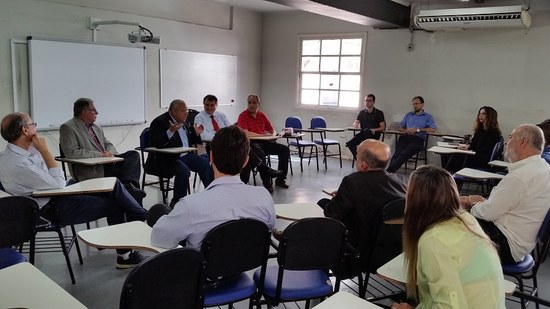 O reitor Luiz Pedro San Gil Jutuca em encontro com os novos dirigentes do CCJP e EAP, professores e alunos (Foto:Comso)