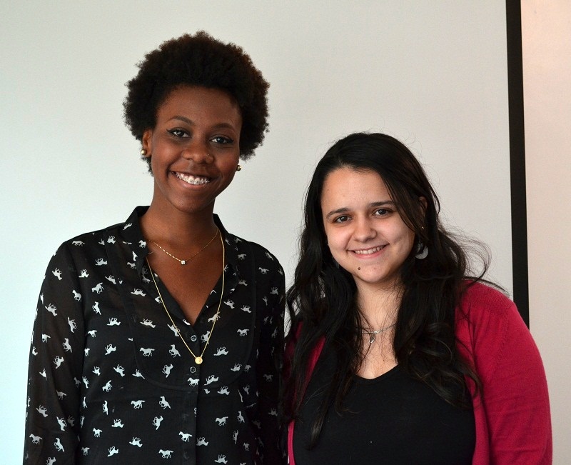 Alunas Mariana Santos (à esquerda) e Larissa Canto apresentaram as pesquisas desenvolvidas no Observatório de Turismo (Foto: Comso)