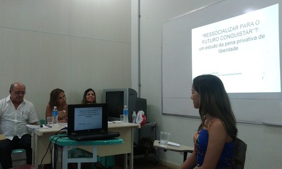 A estudante Beatriz Moreira, primeira a defender o TCC, em apresentação diante da banca (Foto: Escola de Serviço Social)