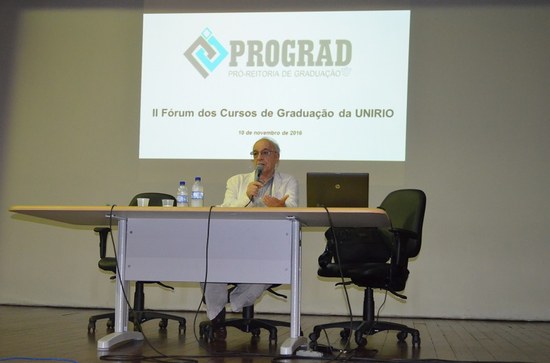 Professor Emir Sader fala sobre desafios das universidades na América Latina (Foto: Comso)