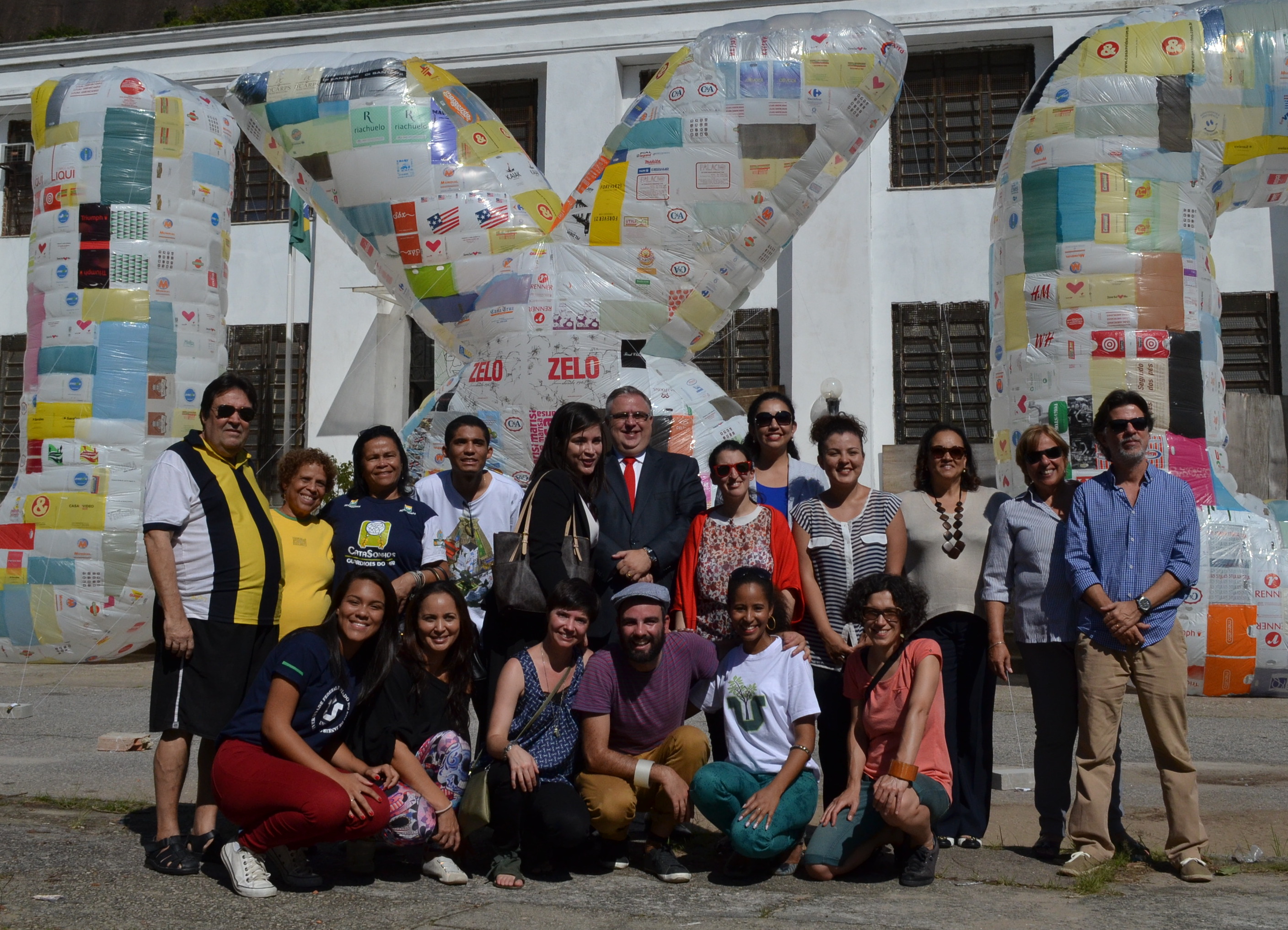 Coletivo Basurama com equipe da UNIRIO, da Facha e da Fundação Santander (Foto: Comso).