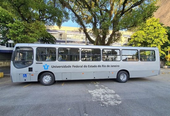 Ônibus da frota da UNIRIO, que serve para transporte intercampi dos estudantes 