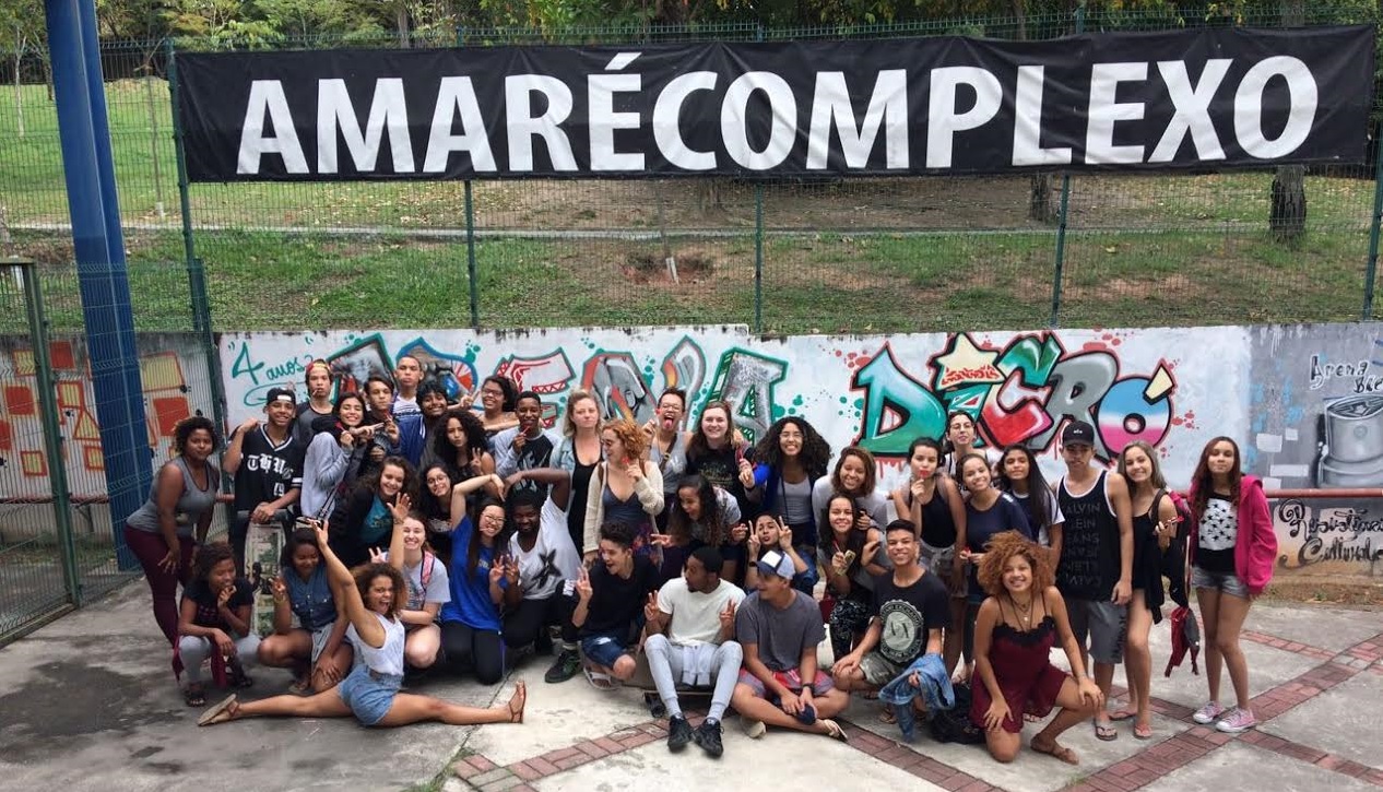 Ashley e estudantes americanos reunidos com alunos da UNIRIO e participantes da oficina de teatro no Complexo da Maré (Foto: Divulgação)
