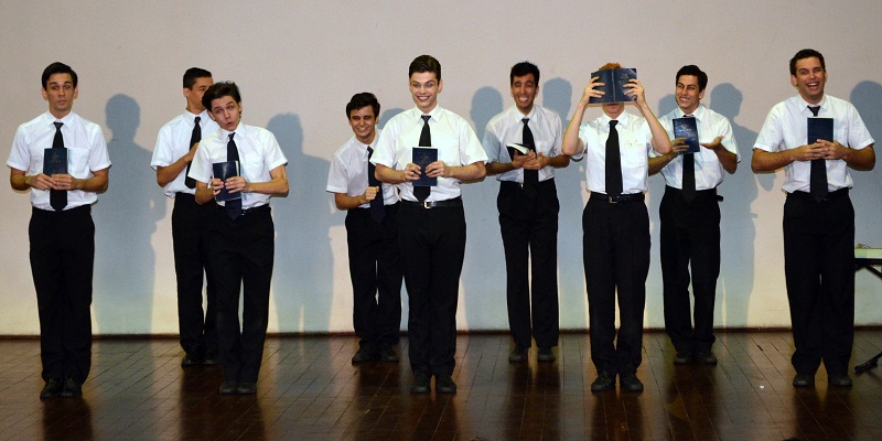Alunos da Escola de Teatro apresentaram número do espetáculo musical 'The Book of Mormon' (Foto: Comso)