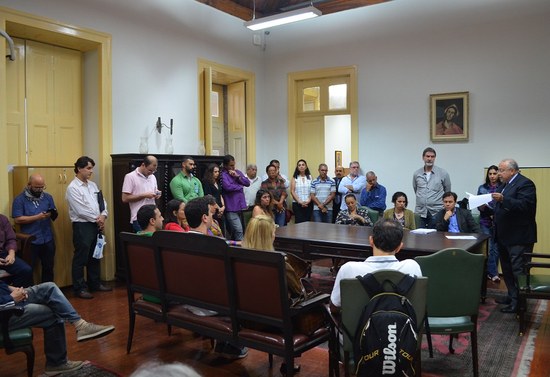 Reitor Luiz Pedro Jutuca (à direita) faz a leitura dos nomes dos Conselheiros eleitos (Foto: Comso)