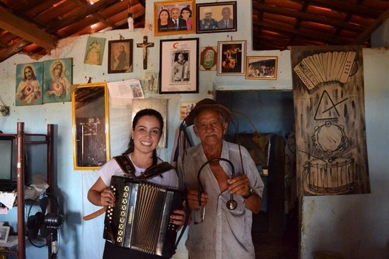 Estudante em visita à casa de ‘Landinho Pé de Bode’, conhecido morador da região (Foto: Raquel Munhoz)