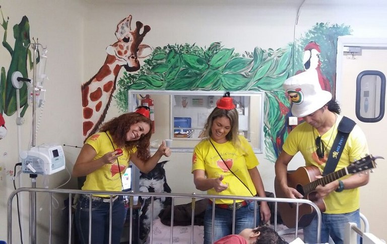 Grupo visita enfermaria de Pediatria do HUGG (Foto: Divulgação)