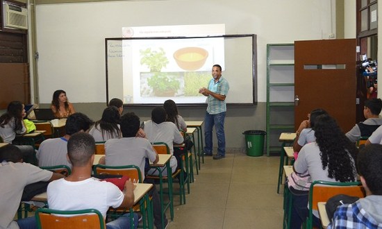 O professor da UNIRIO, César Luis Siqueira Jr., dá aula sobre a Biologia do Inseto (Foto:Comso)