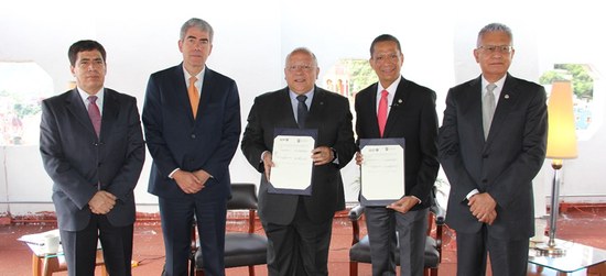 Reitor Luiz Pedro San Gil Jutuca (ao centro) salientou que acordo beneficiará comunidade estudantil de ambos os países com oportunidades de intercâmbio acadêmico (Foto: Universidade de Guanajuato)