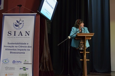 Palestra da coordenadora da área da Ciência dos Alimentos da CAPES e professora da Unicamp, Glaucia Pastore (imagem: Divuglação Comso)