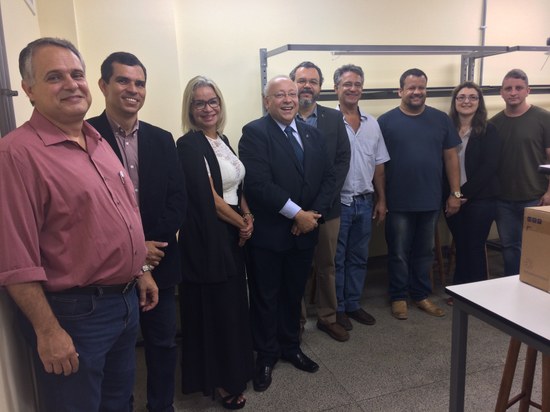 Dirigentes e professores da UNIRIO reunidos no Laboratório de Física II (Foto: Comso)