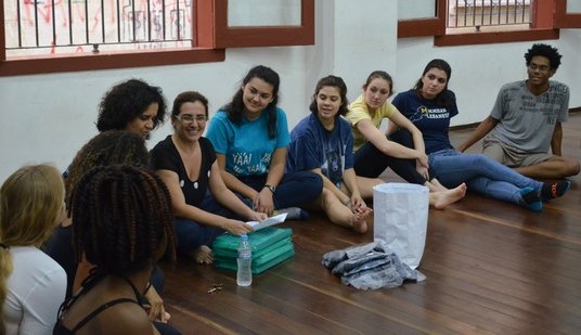 Cláudia Aiub (sexta, da direita para a esquerda) lembrou as diferenças entre os sistemas prisionais brasileiro e americano (Foto: Comso)