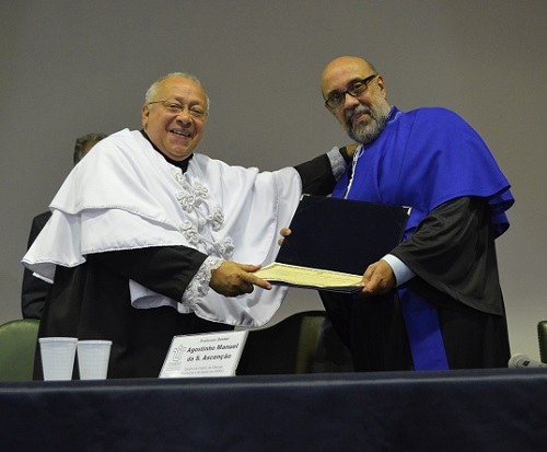 Reitor entrega diploma de professor emérito ao docente Nílson Alves de Moraes (foto Comso)