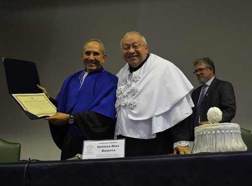 Reitor entrega diploma de professor emérito ao docente Luiz Cleber Gak (foto Comso)