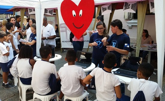 Alunos do Abrigo Teresa de Jesus assistem a vídeo educativo sobre a hipertensão
