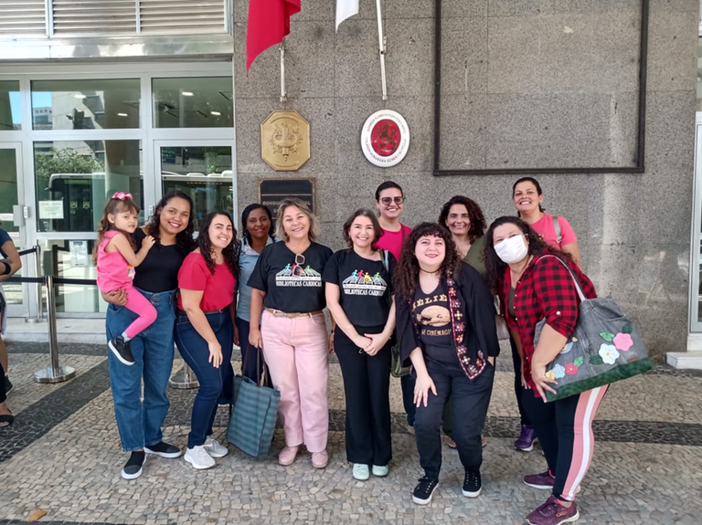 Grupo em frente ao Consulado (Foto: Projeto "Batendo perna por aí...nas bibliotecas cariocas")
