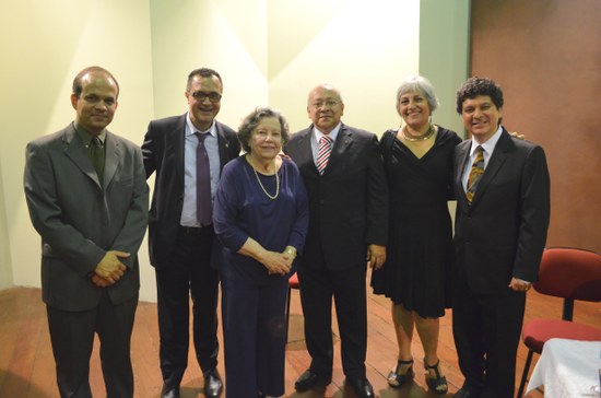Saloméa Gandelman acompanhada dos membros da mesa solene (Foto: Comso/UNIRIO) 