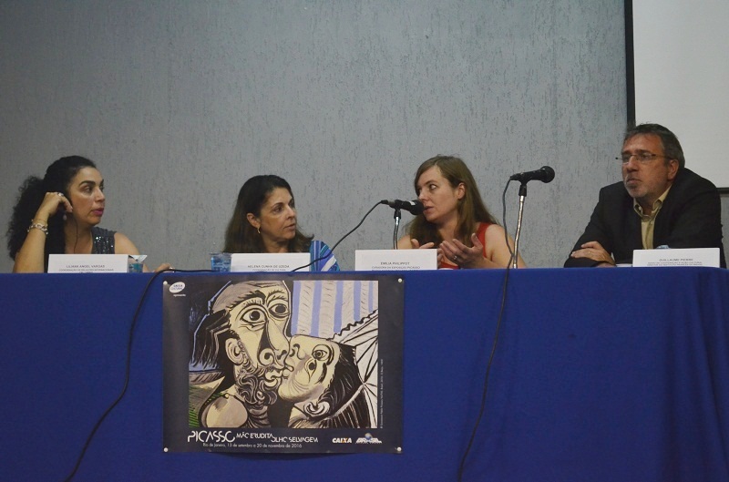 Emilia Phillipott (segunda da dir. para a esq.) falou sobre a exposição Picasso para estudantes e professores da UNIRIO (Foto: Comso)