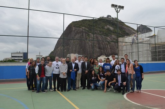 Reitor da UNIRIO, alunos e servidores que participaram da inauguração da quadra (Foto: Comso)