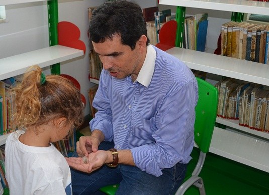 Ricardo Cardoso apresenta o tatuí para criança durante lançamento do livro (Foto: Comso)