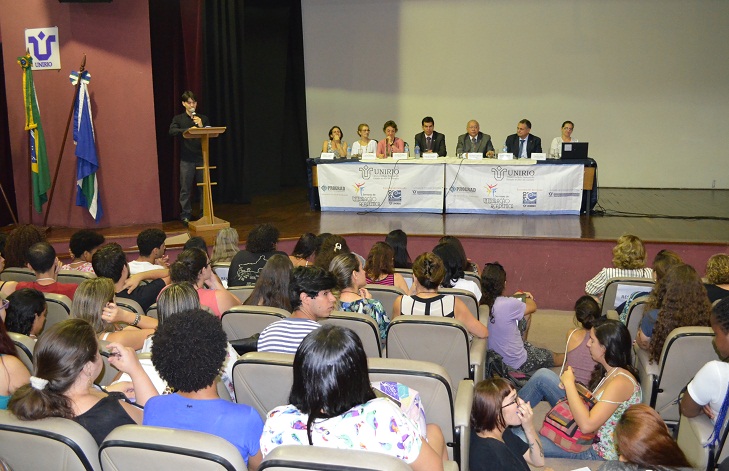 O reitor Luiz Pedro San Gil Jutuca preside a cerimônia de abertura do evento, que contou com o auditório Vera Janacopulos lotado. (Foto: Comso)