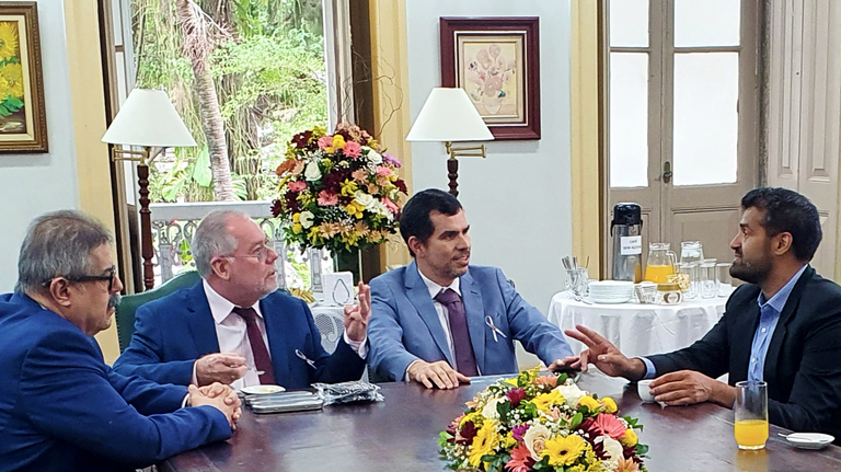 Cônsul-geral do Reino Unido (à direita), em reunião com gestores da UNIRIO (Foto: Comso)