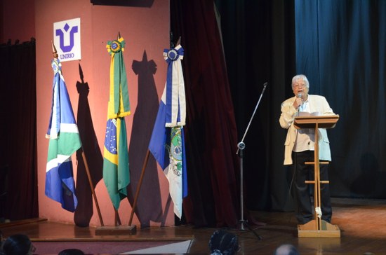 Hermínio de carvalho, um dos homenageados, discursa durante cerimônia (Foto: Comso)