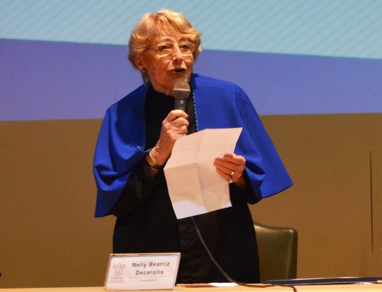 A homenageada Nelly Decarolis durante seu discurso de agradecimento (Foto: Comso)