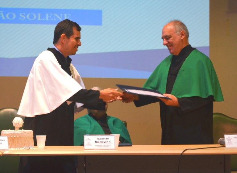 Vidal Haddad Junior recebe o título de Doutor Honoris Causa (Foto: Comso)