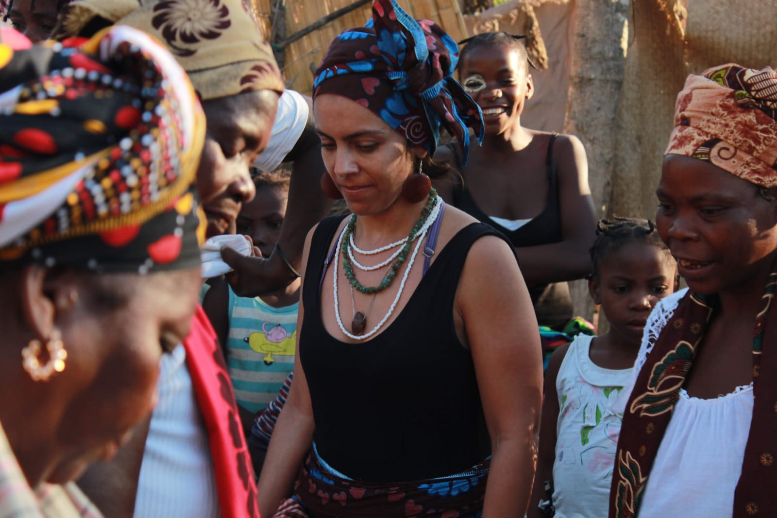 Performance ‘Cazumbaria’ dialoga com as dimensões do feminino tradicional e contemporâneo (Foto: Divulgação)