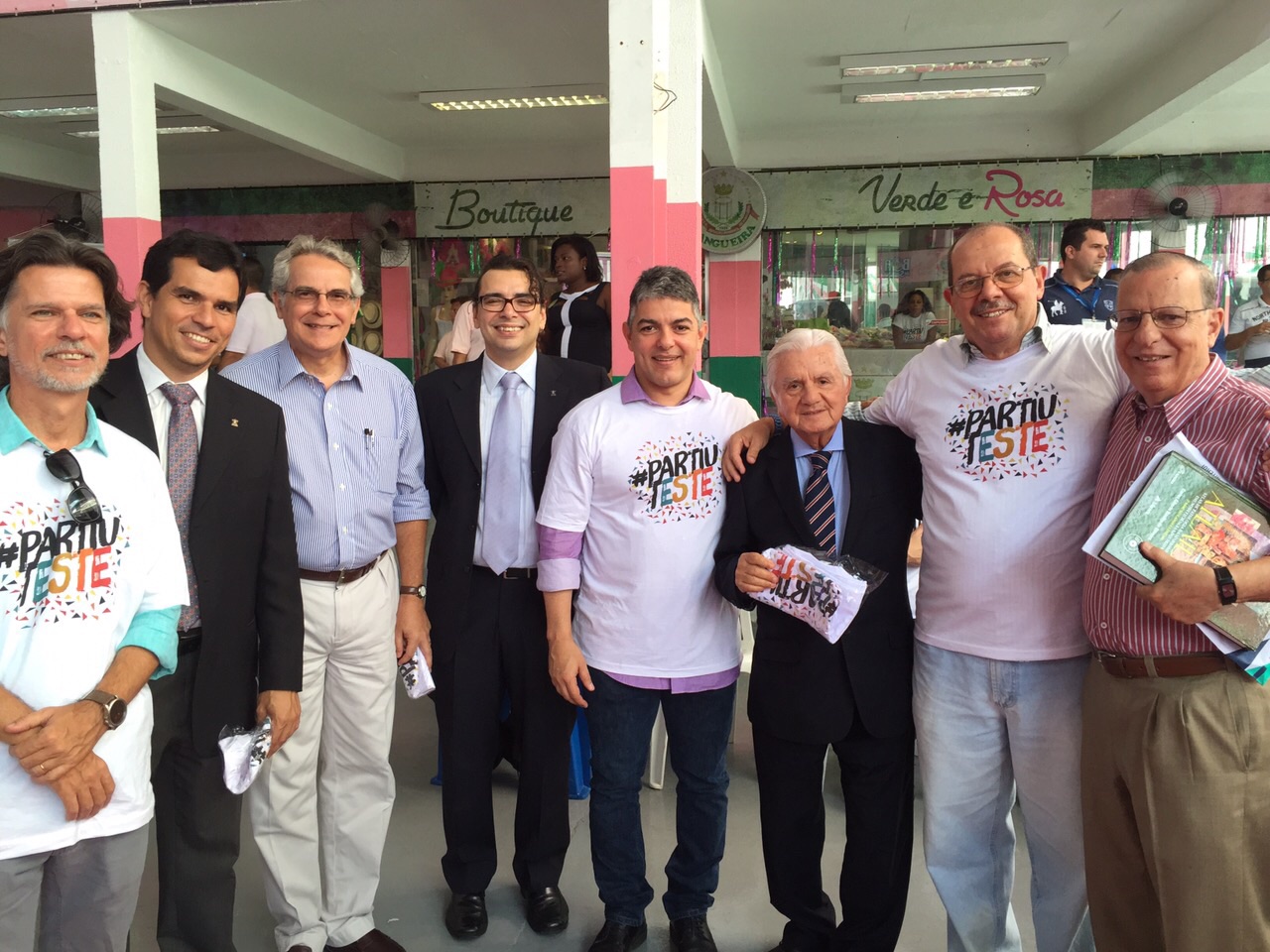 A equipe da UNIRIO com o ex-reitor Pietro Novellino (terceiro da dir. para a esq.) - Foto: Arquivo PPGHIV/HV