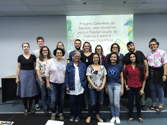 Equipe de trabalho na apresentação do seminário “Caminhos de Darwin: uma iniciativa para a popularização da Ciência e para o Turismo Científico”, em novembro de 2018 (Imagem: Divulgação)