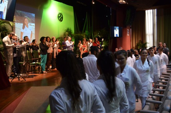 Alunos foram recebidos com aplausos (Foto: Comso)