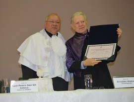 Imortal da ABL recebe título de Doutor Honoris Causa