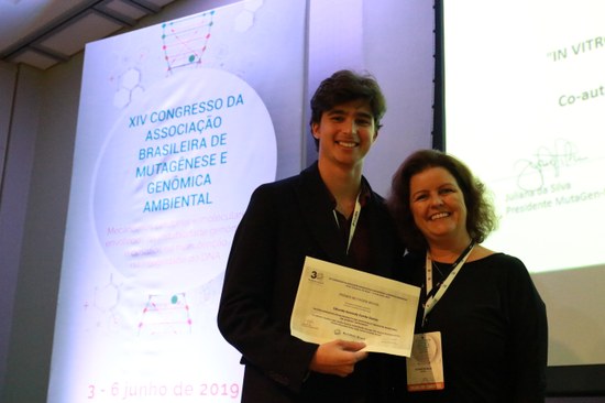 Eduardo Dantas ao receber o prêmio (Foto: Divulgação)
