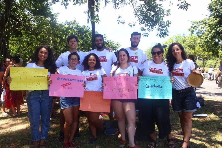 Docentes e estudantes da Escola de Nutrição participaram do ato (Foto: Divulgação)