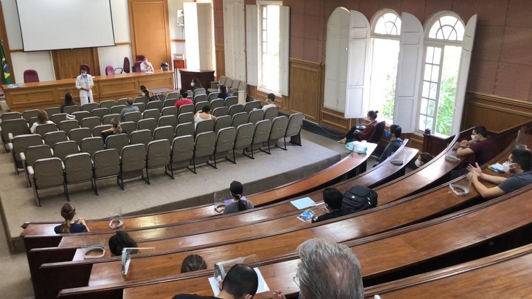 Capacitação de estudantes em auditório do HUGG