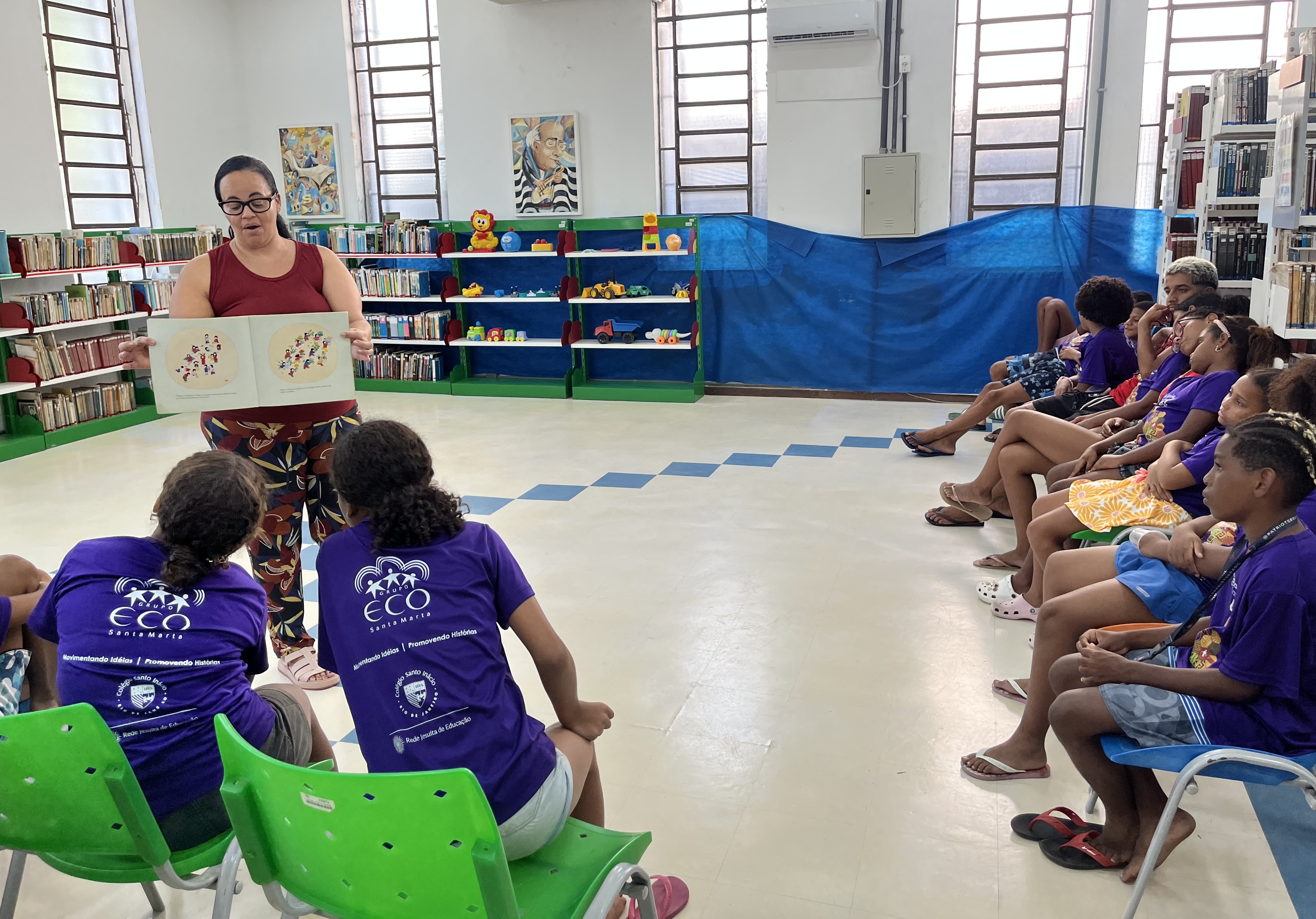 Oficina de contação de histórias na Biblioteca Infantojuvenil (Foto: Comso/UNIRIO)