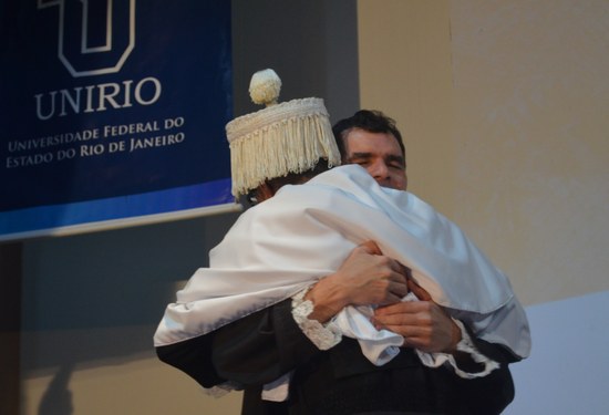 Novo reitor abraça seu antecessor no momento da transmissão do cargo (Crédito: UNIRIO)
