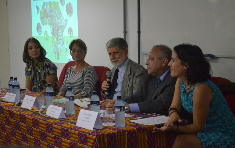 Da esquerda para a direita: coordenadora da Escola de Ciência Política, Cristiane Batista Santos,  decana do CCJP, Rosângela Gomes, ex-ministro Celso Amorim, reitor Luiz Pedro San Gil Jutuca e coordenadora do Grisul, Enara Echart (Foto: Comso)