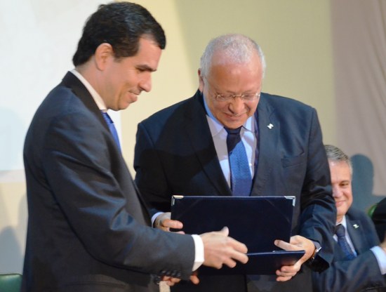 Reitor Luiz Pedro Jutuca também foi homenageado por seus 40 anos de dedicação à UNIRIO (Foto: Comso)