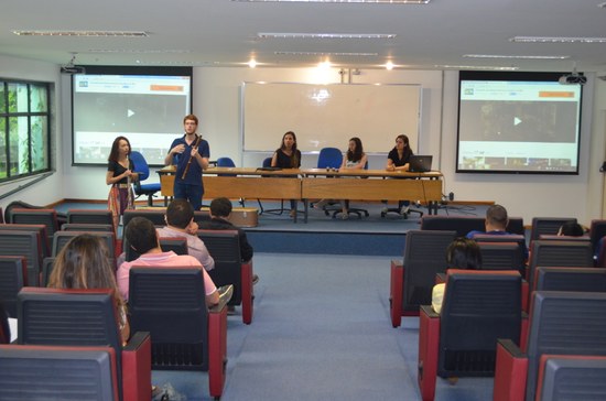 Bolsistas PET e integrantes da OBU comparam a flauta moderna e a barroca duranta apresentação de projeto.