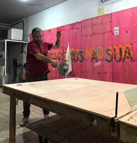 O artista Daniel Murgel, do Atelier Sanitário, testa a mesa de PingNuca SinuPong