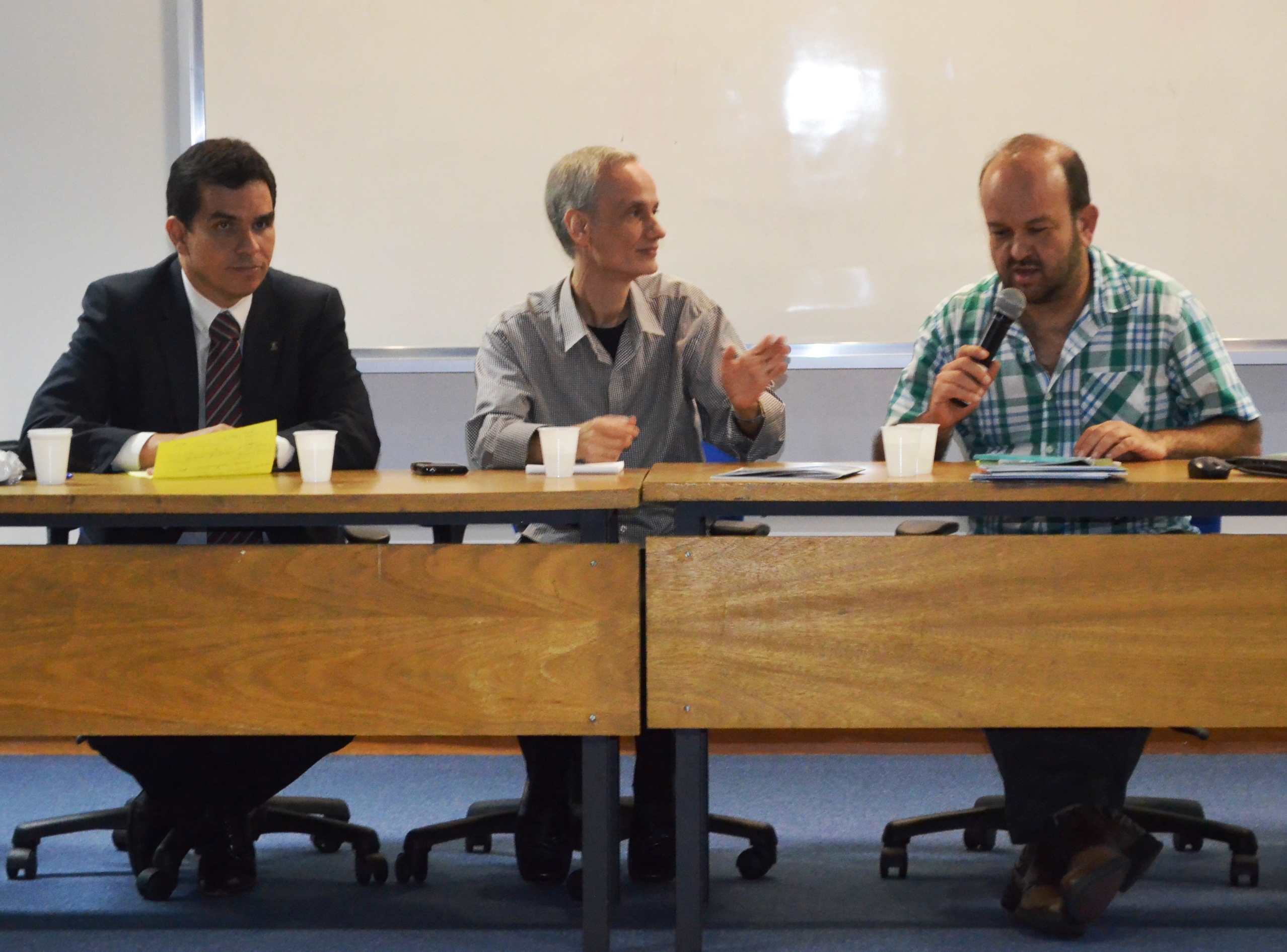 Da esquerda para a direita: vice-reitor, Ricardo Cardoso; decano do CCET, Luiz Amâncio; e diretor da ONG Iniciativa Verde, Roberto Resende (Foto: Comso) 