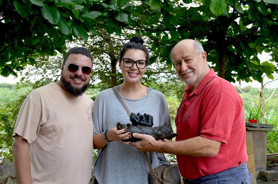 Da esq. para a dir.: Leonardo Avilla, Dimila Mothé e Gheny Krigfeld, primeira pessoa a encontrar fósseis na região, exibem parte de mandíbula de mastodonte (Foto: Arquivo do prof. Avilla) 