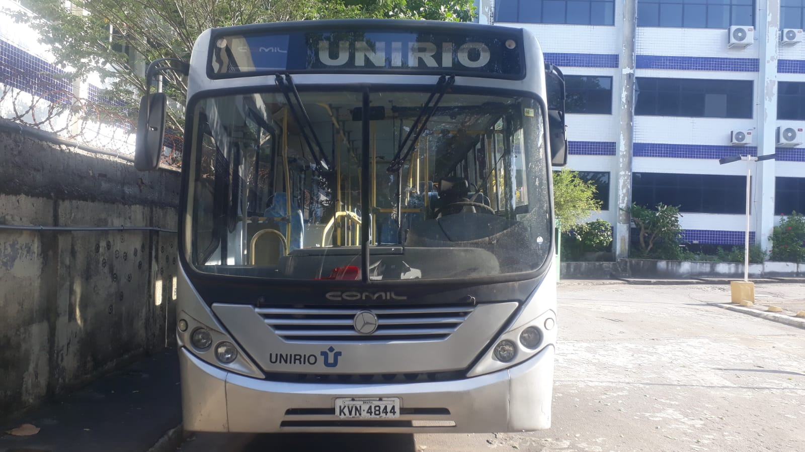 Ônibus da frota da UNIRIO, que serve para transporte intercampi dos estudantes 