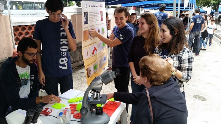 Programa Jardim Didático e Evolutivo, do Ibio, apresentou moldes 3D de microorganismos (Foto: Comso)